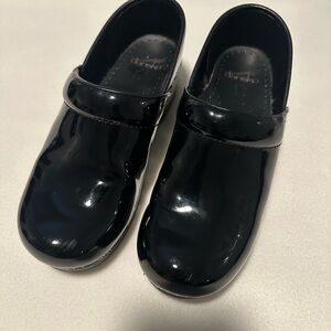 Dansko Black Shiny Mules